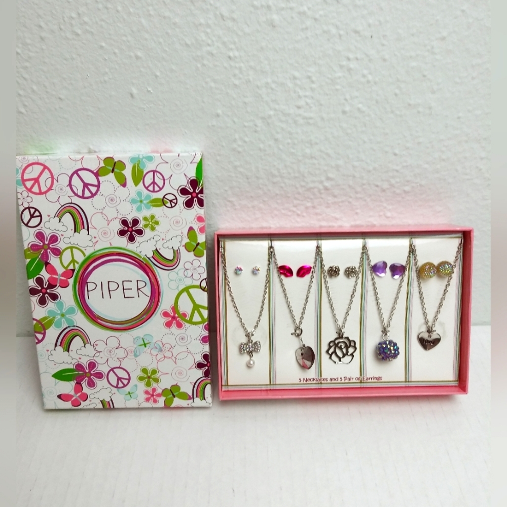 Piper Girl Table Set 5 Necklaces and 5 Pair Of Earrings